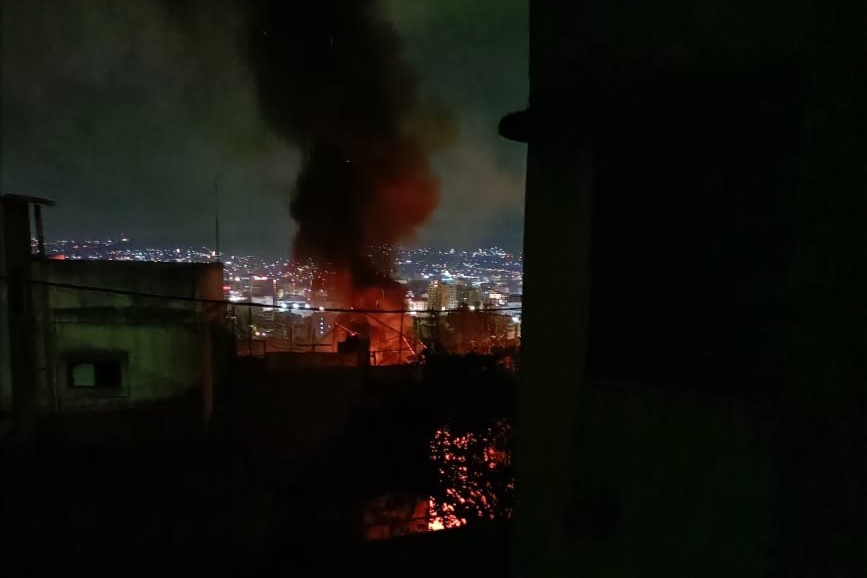 الدخان يتصاعد من المركبة بعد تعامل الأجهزة الأمنية معها دون إلحاق أي ضرر بالمواطنين وممتلكاتهم 